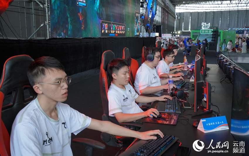 滕哈赫迎难 滕哈赫迎难